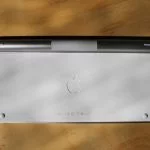 Unterseite der kabellosen Apple Tastatur