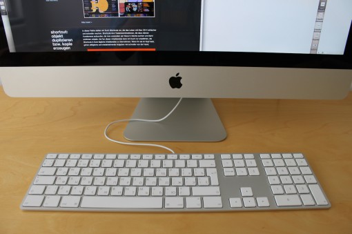 iMac mit kabelgebundener Tastatur