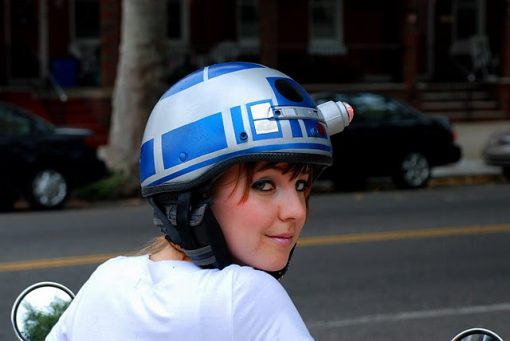 Jenn mit R2 D2 Helm