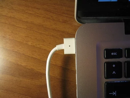 Kabelbruch am Apple Netzteil mit Klebeband vorbeugen
