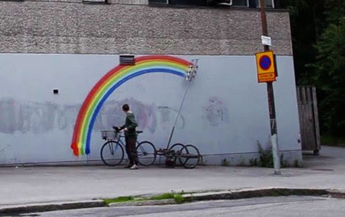 Fahrrad malt Regenbögen