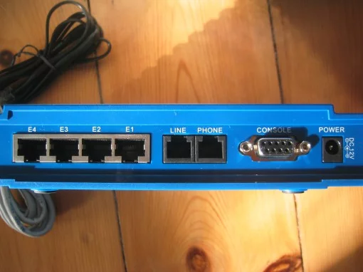 Allnet ALL126AS2 Ports. Altes Gehäuse in blau.