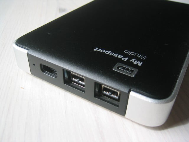 Weiße LED, Micro USB, zwei Firewire 800 Anschlüsse auf der Rückseite