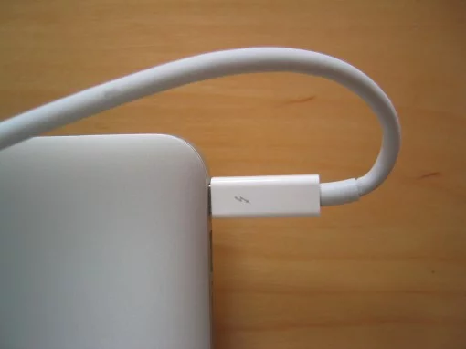 Integriertes Thunderboltkabel am MacBook Air