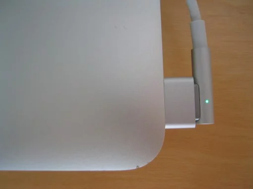 Adapter von MagSafe auf MagSafe 2 liegt bei