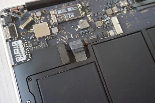 MacBook Air Akkuverbindung lösen