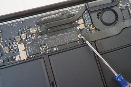 MacBook Air Ausbau SSD Schraube entfernen