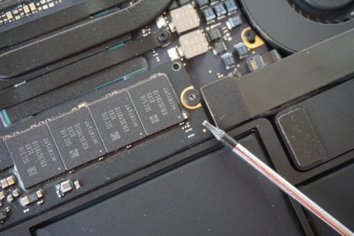 MacBook Air Ausbau SSD Schraube lösen