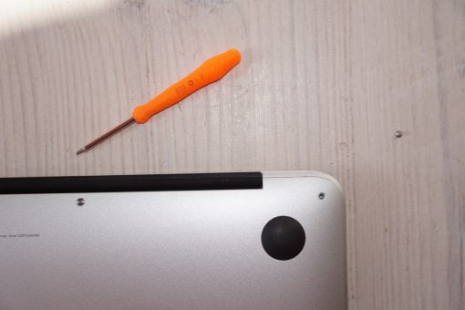 Unterbodenschrauben entfernen MacBook Pro Retina
