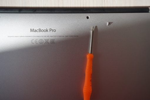 MacBook Pro Pentalobe Schraube entfernen