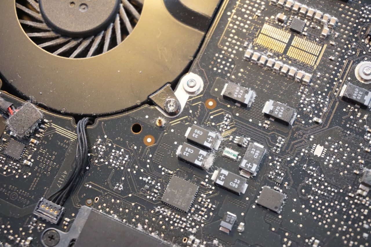MacBook Logicboard Schraube beschädigt