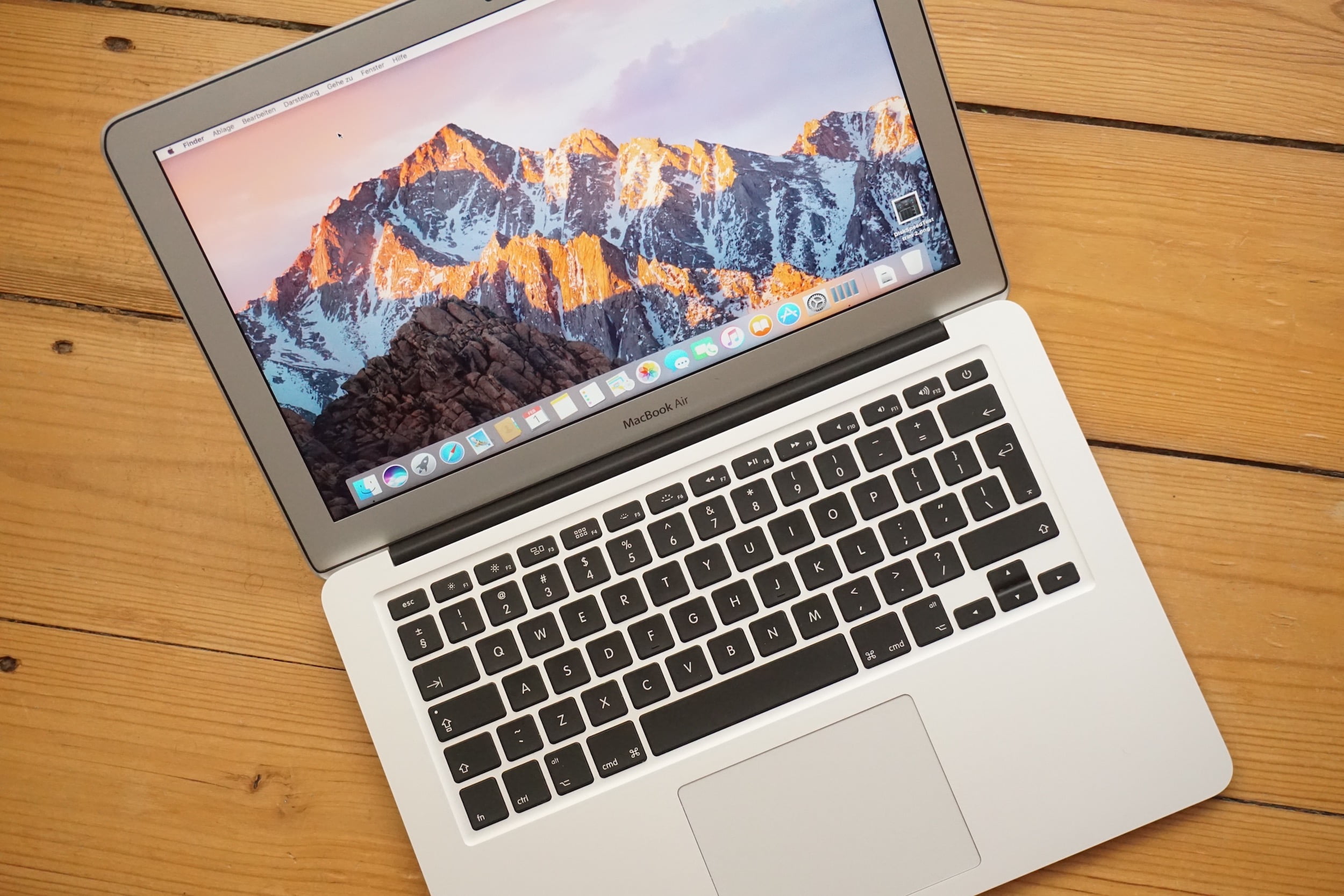 Apple Store Customer Support nutzt alte Nicht-Retina MacBook Air und iPad Air