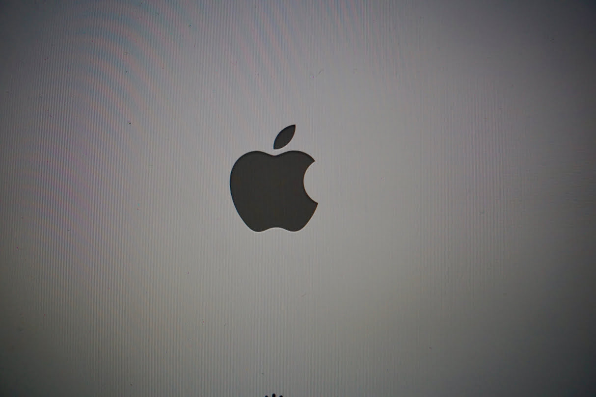 Apple Logo auf Bildschirm