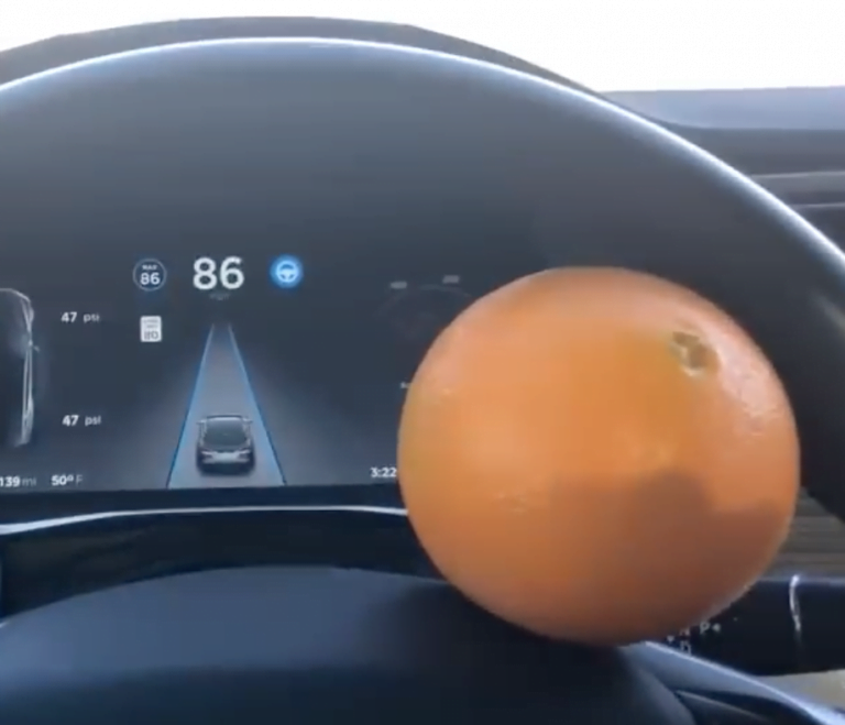 Teslas Autopilot lässt sich mit einer Orange austricksen