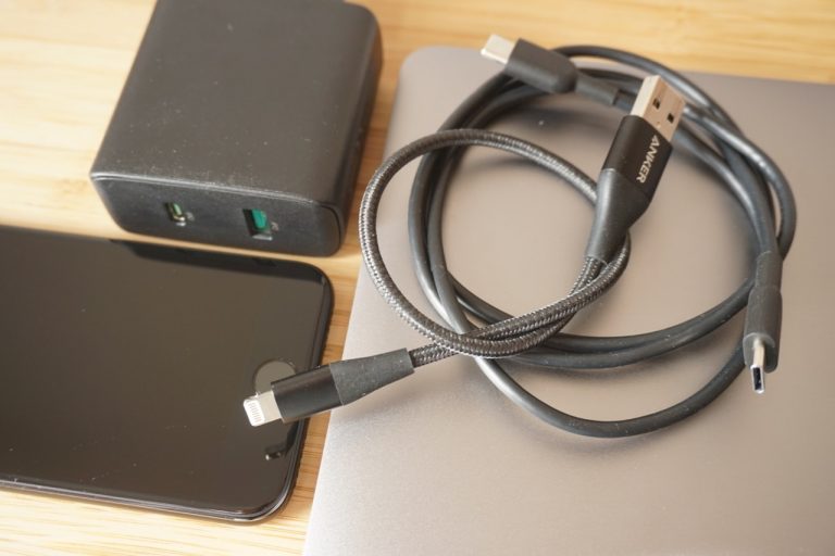 Leichtes Reisegepäck: USB-C Ladegerät und Kabel für unterwegs