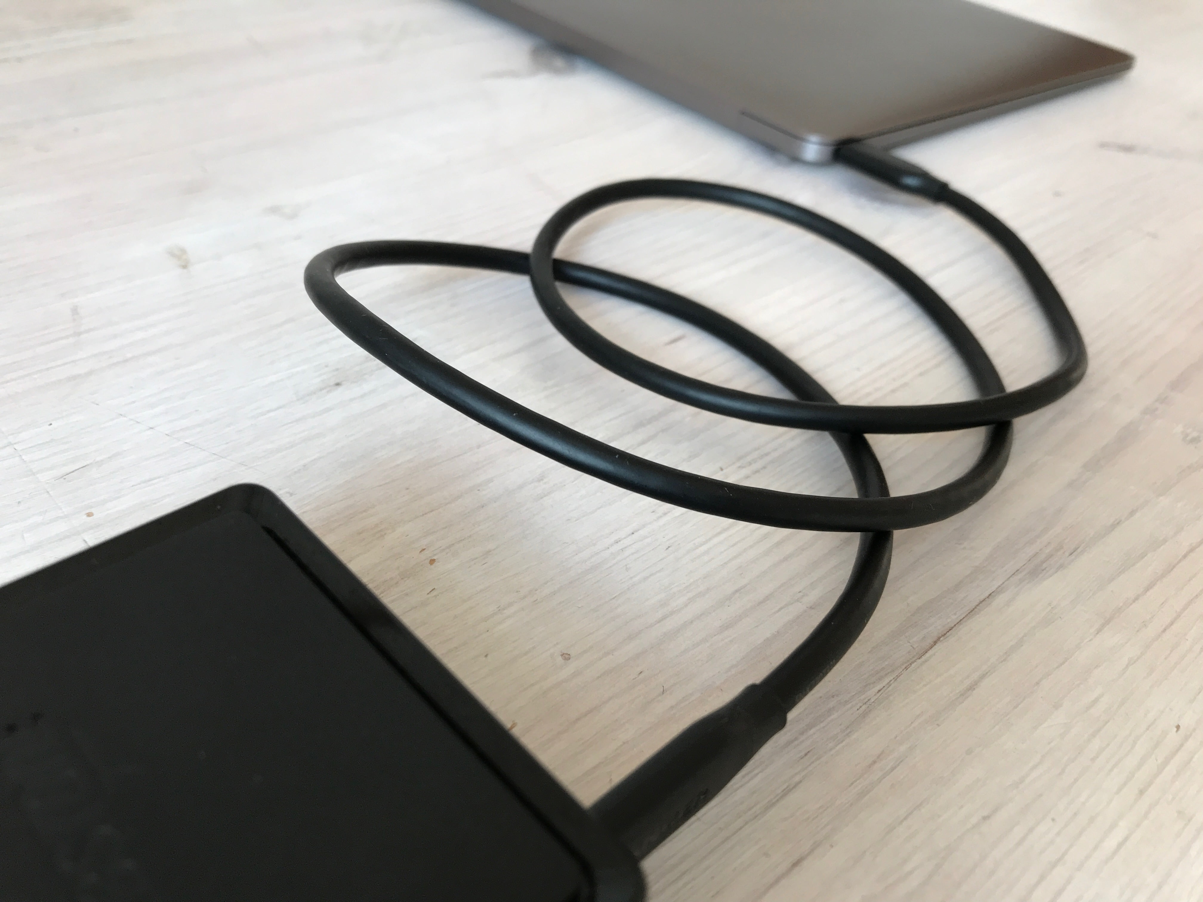 USB-C Kabel aufgerollt Schreibtisch