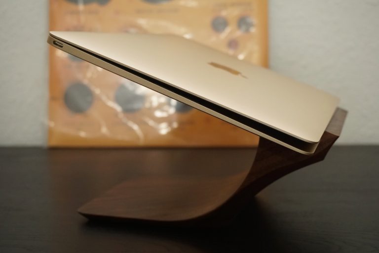 Review: Wunderschöner Yohann MacBook (Pro) Walnuss Halter im Test