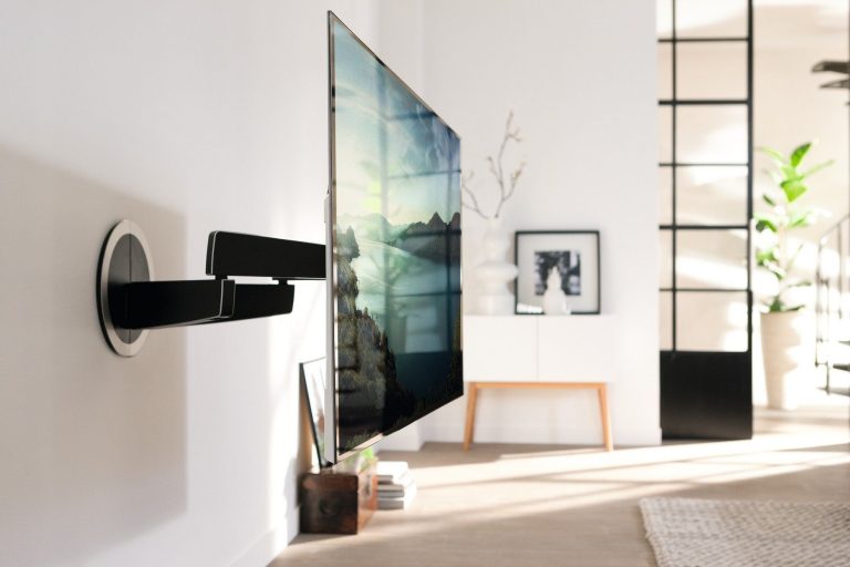 Vogel’s motorisierte und automatisch schwenkbare TV Wandhalterung