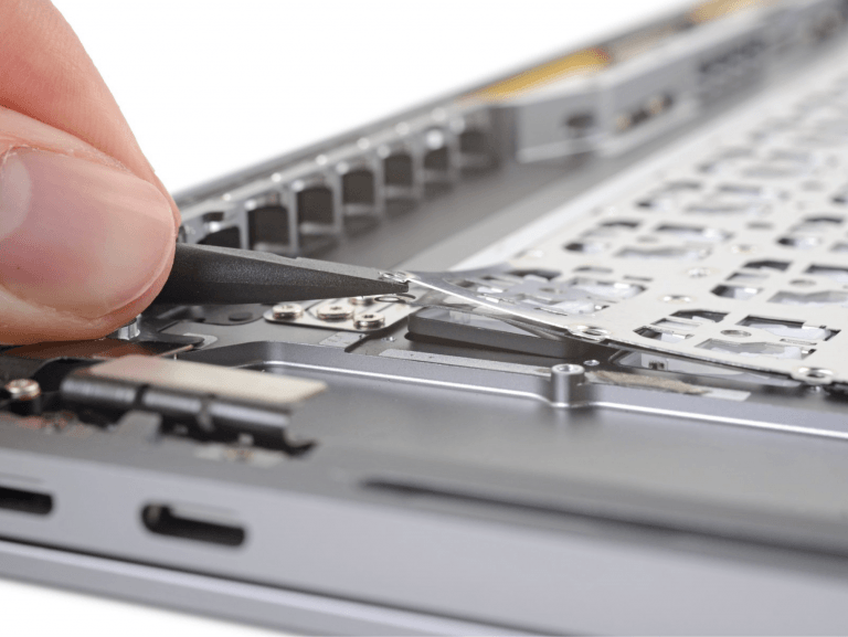 MacBook Pro 16″: Tastatur erneut mit Topcase vernietet